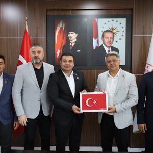Yozgat Şehit Yakınları ve Gazileri Derneği Başkanı Gökay Açıkgöz,yönetim kurulu ve Sivas Şehit Yakınları ve Gazileri Derneği Başkanı Fatih Deveci,İl Müdürümüz Özgür Kırmızıtaş’ı ziyaret etti. Ziyarette Başkan Açıkgöz, İl Müdürümüze anlamlı bir hediye takdim etti.  Nazik ziyaretlerinden dolayı teşekkür ederiz - fotoğraf 1
