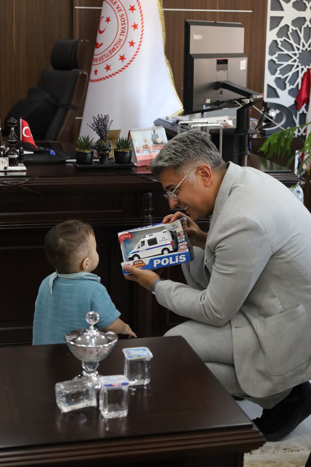 Bir çocuğumuz daha ailesine kavuştu.