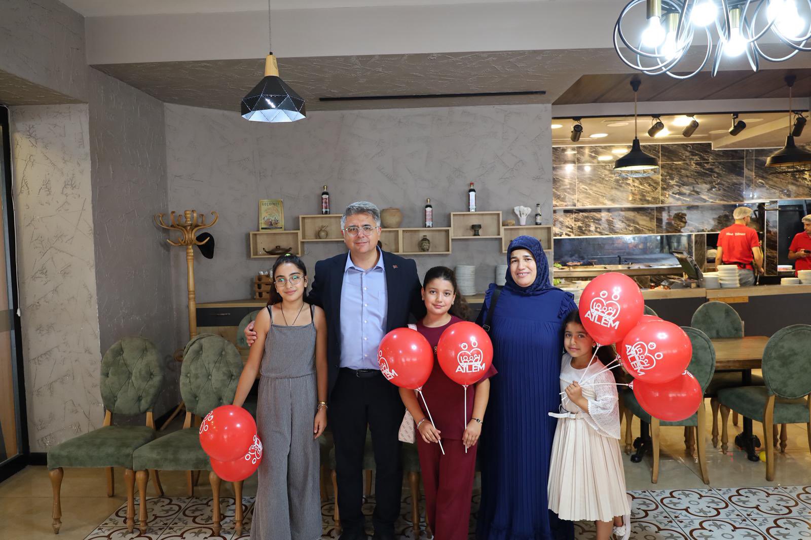 Müdürlüğümüz bünyesinde, 2025 Aile Yılı etkinlikleri kapsamında ebeveyn kaybı yaşayan 0-14 yaş grubu çocuklarımız ve ailelerinin sosyal ve duygusal gelişimlerini desteklemek amacıyla bir yemek programı düzenlendi.