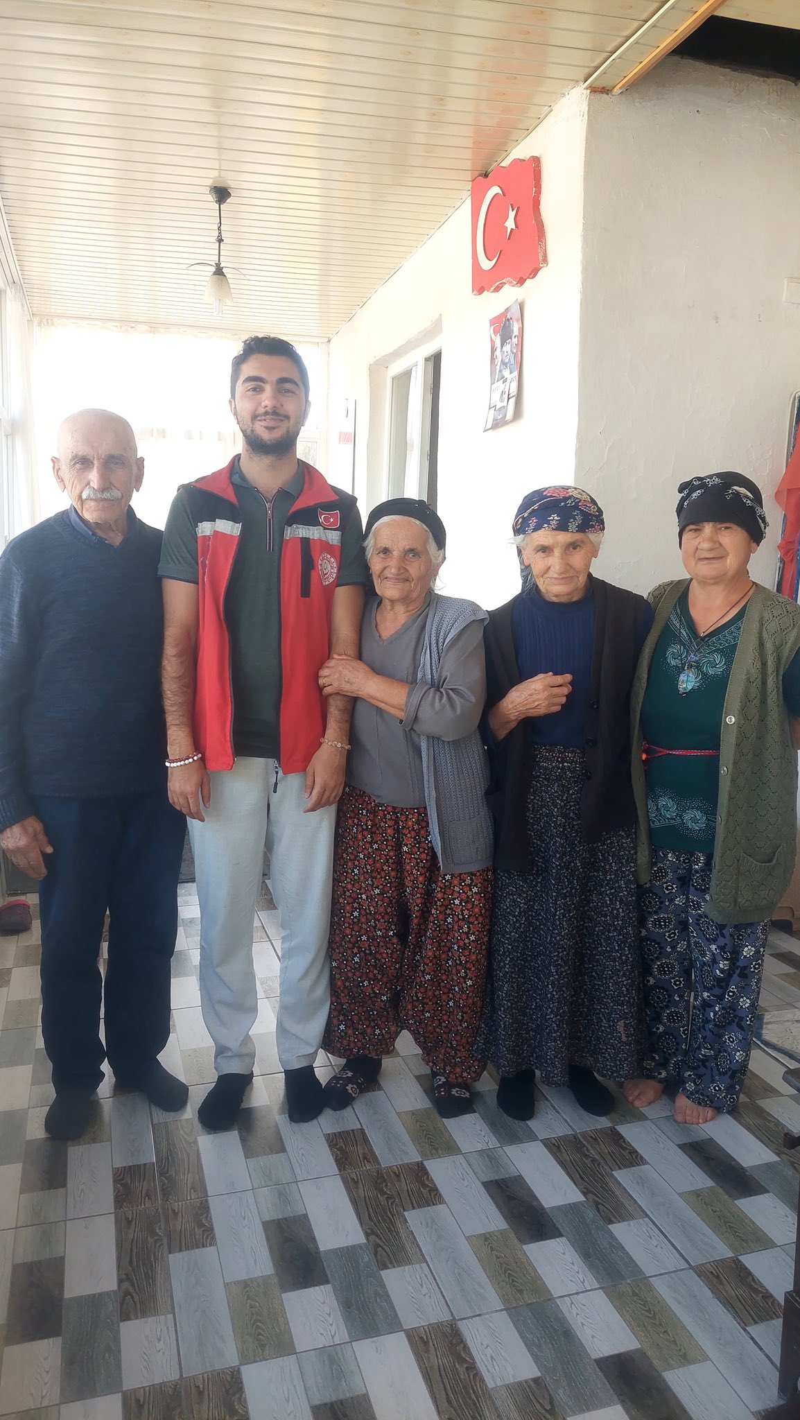 Aile Yılı etkinlikleri kapsamında, mesai arkadaşlarımız tarafından Yıldızeli ilçemizde evde bakım yardımı hizmetinden yararlanan aileler ziyaret edildi.