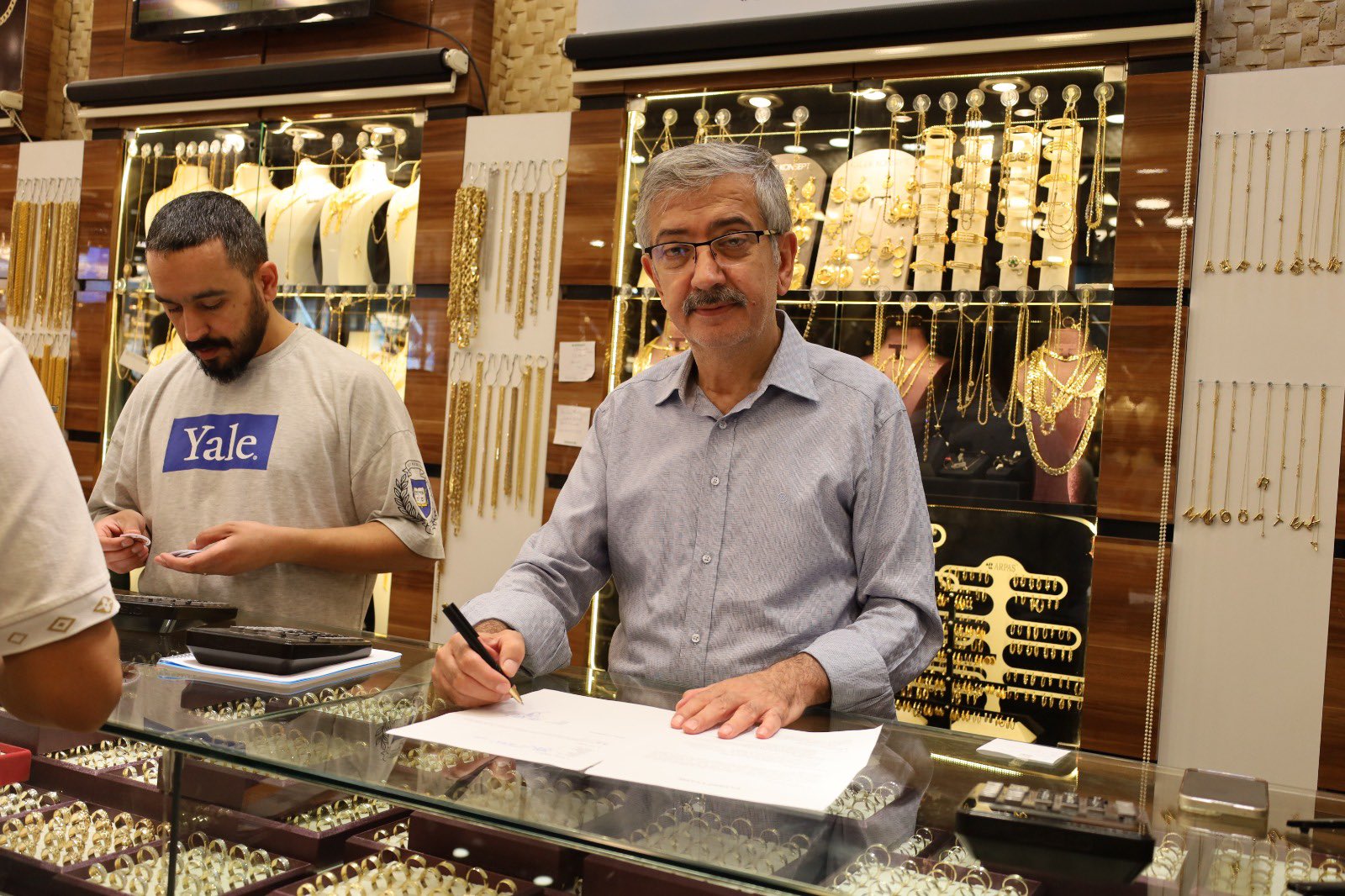 İlimiz genelinde “Aile Yılı Taahhütnamesi” imzalayarak Evlenecek Gençlerin Desteklenmesi Projesi kapsamında kredi almaya hak kazanan genç çiftlere özel indirimler sunmaya devam ediyor.