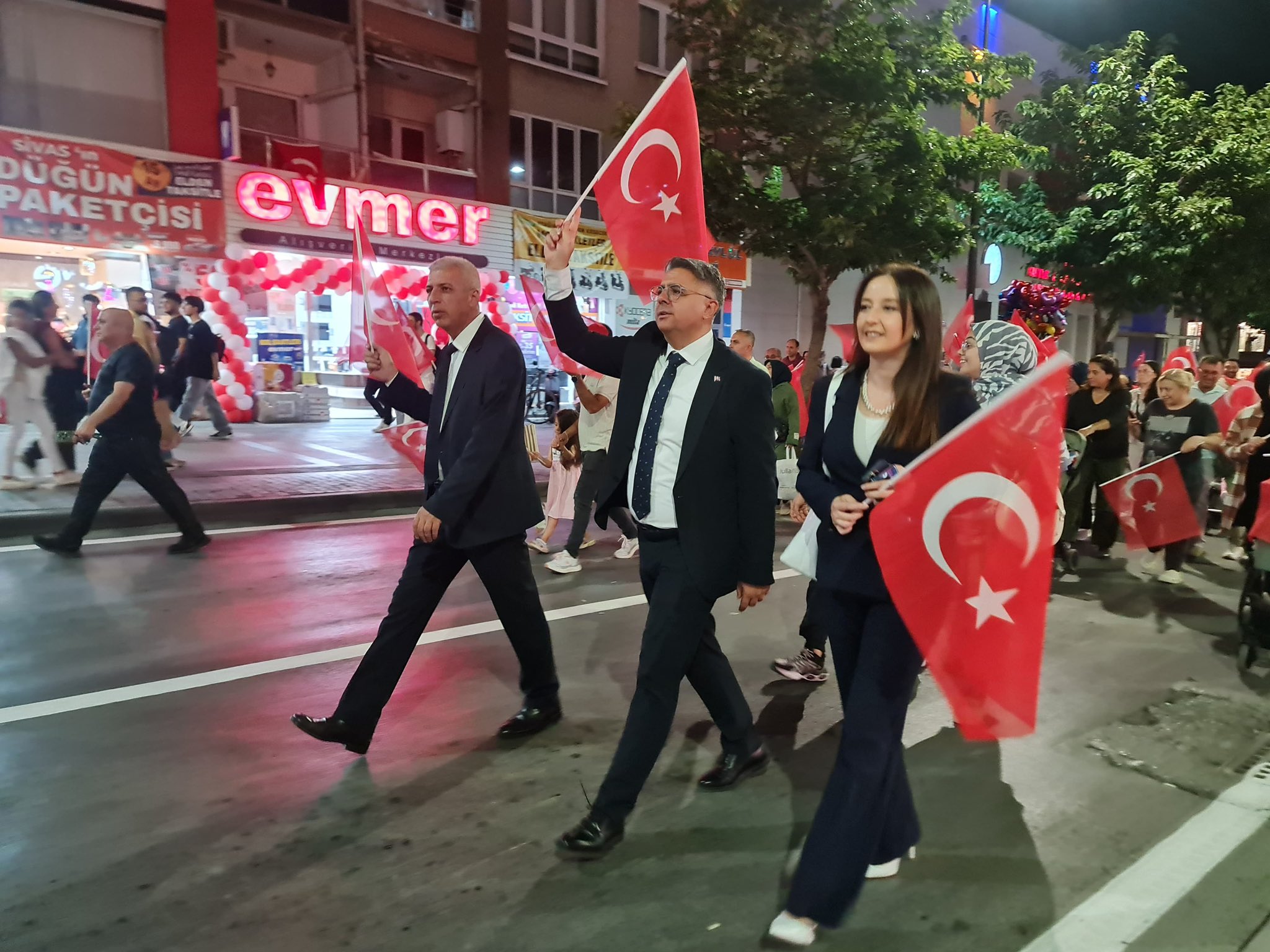 30 Ağustos Zafer Bayramı'nın 103. yıl dönümü etkinlikleri, Sivas Valiliği öncülüğünde düzenlenen yürüyüş ile sona erdi.