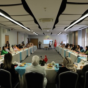 ADANA'DA 2025 AİLE YILI KAPSAMINDA"GÖNÜL ELÇİLERİ İLE KORUYUCU AİLE FARKINDALIK TOPLANTISI" YAPILDI - fotoğraf 4