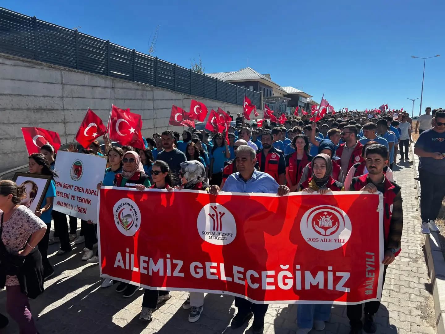 Besni’de Eğitim Bayramı ve Otizm Farkındalık Yürüyüşüne Katıldık - fotoğraf 2