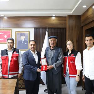 Depremde Madalyasını Kaybeden Kıbrıs Gazimize Yeni Madalyasını Takdim Ettik - fotoğraf 1