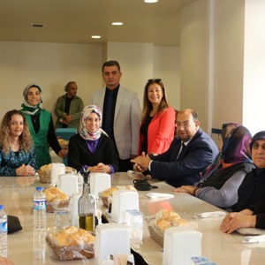 1 Ekim Dünya Yaşlılar Günü kapsamında; Elazığ İl Sağlık Müdürlüğü kıymetli büyüklerimizi ağırlayarak etkinlik düzenlediler.  - fotoğraf 2