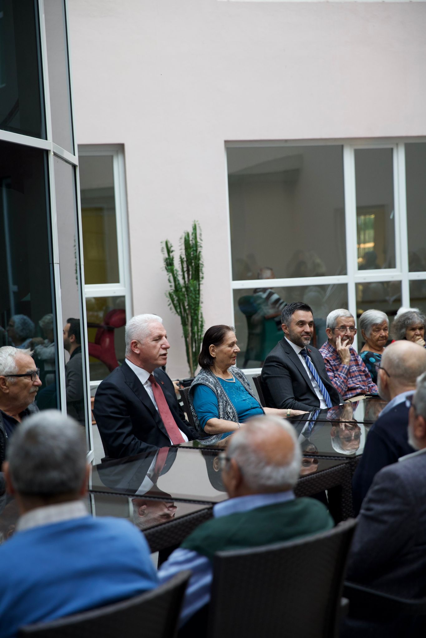 İstanbul Valimiz Sn. Davut GÜL, Zeytinburnu Kaymakamı Sn. Dr. Adem USLU ve İl Müdürümüz Sn. Ömer TURAN ile Birlikte,  Zeytinburnu Semiha Şakir Huzurevi’ne Ziyarette Bulunmuştur
