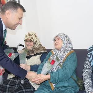 1 Ekim Dünya Yaşlılar Günü vesilesiyle Valimiz Sayın Mustafa Yavuz Karabük Yücel Huzurevi'ni ziyaret etti - fotoğraf 4