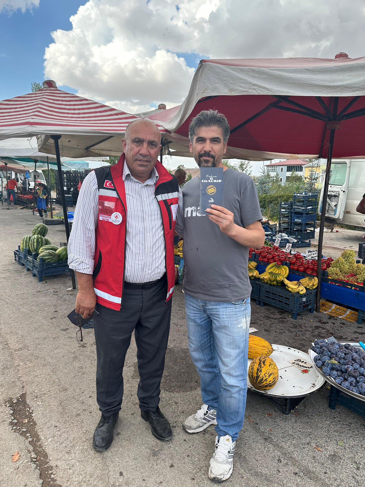 2025 Aile Yılı etkinlikleri çerçevesinde Kangal Sosyal Hizmet Merkezi personellerimiz, pazar yerinde vatandaşlarımıza KADES broşürleri dağıtarak bilgilendirme yaptı.