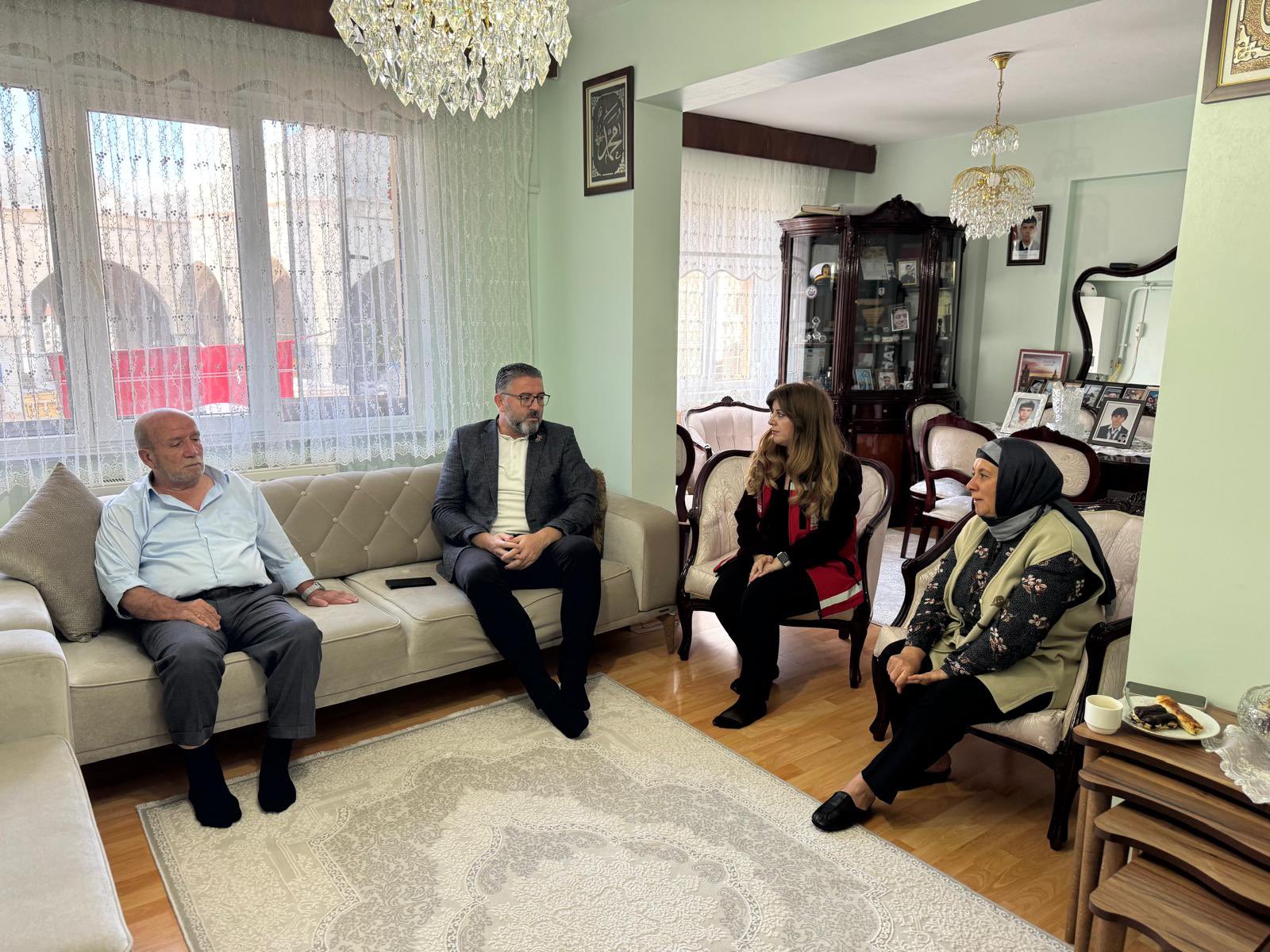 İl Müdür Yardımcımız Fatih Deveci ve beraberindeki çalışma arkadaşlarımız, aziz şehidimiz Nihat Irgı’nın kıymetli ailesini ziyaret etti.