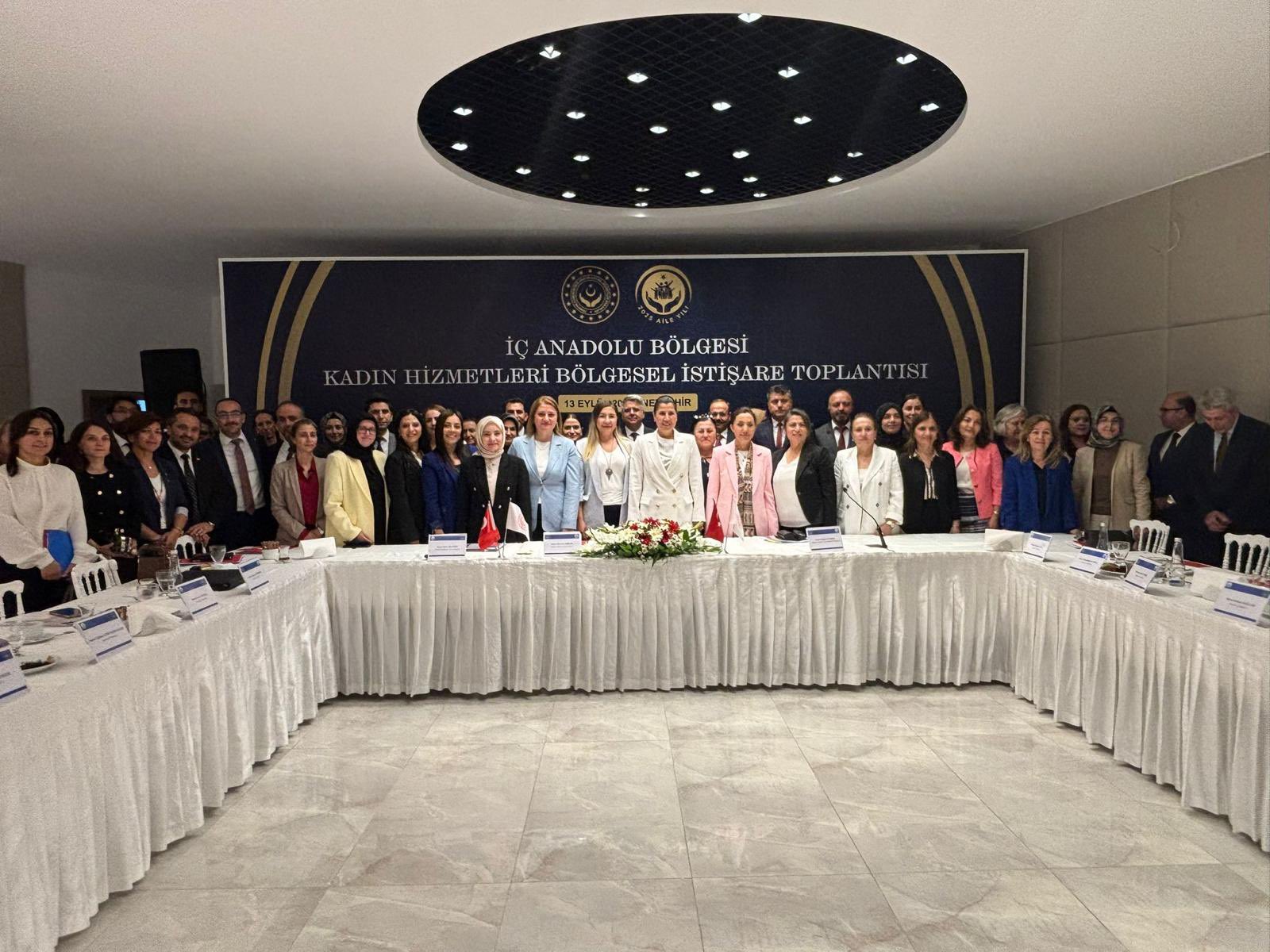 Bakanımız Sayın Mahinur Özdemir Göktaş hanımefendinin başkanlığında, İl Müdürümüz Özgür Kırmızıtaş, İç Anadolu Bölgesi İl Müdürlerinin ve Kadın hizmetlerinden sorumlu idarecilerin katılımıyla İç Anadolu Bölgesi Kadın Hizmetleri Bölgesel İstişare Toplantısı düzenlendi.
