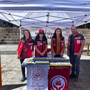 Gençlik ve Spor Bakanlığı ile Türkiye Geleneksel Spor Dalları Federasyonu tarafından hazırlanan Geleneksel Oyun Tırı, Kongre Müzesi bahçesinde çocuklarla bir araya geldi.  Program kapsamında ayrıca Aile Yılı tanıtım ç - fotoğraf 2