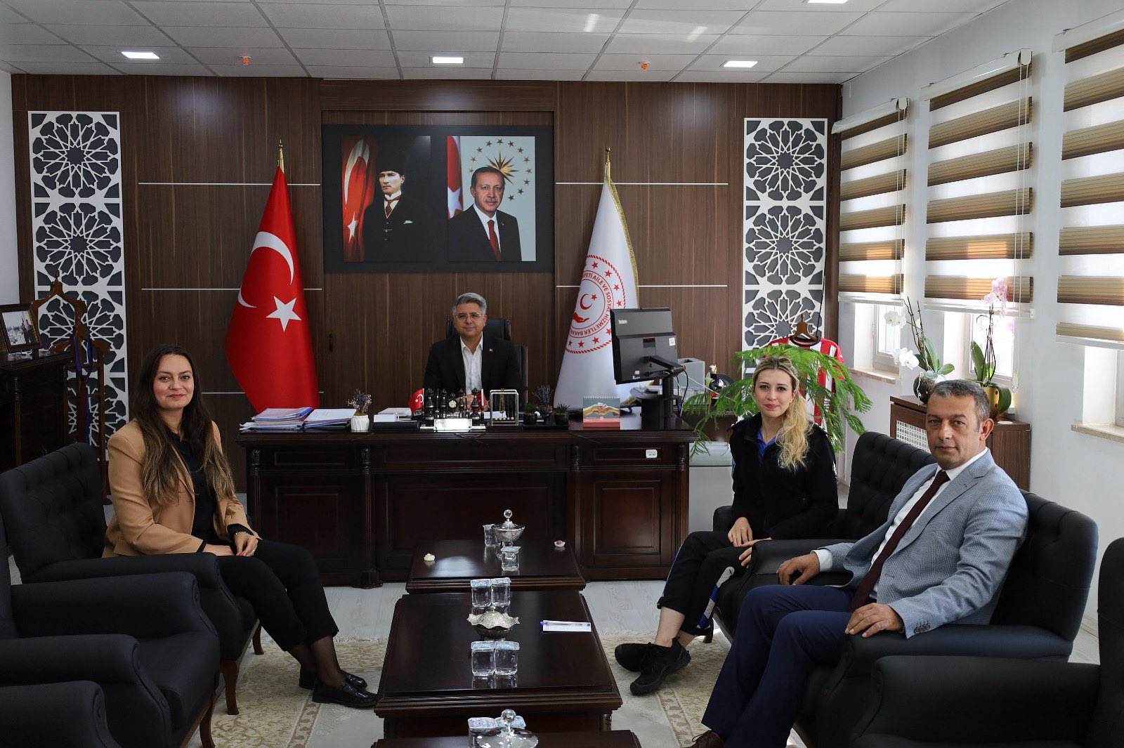 Çocuk Şube Müdür V. Başkomiser Gamze Halıcı Tekin ve Toplum Destekli Polislik Şube Müdür V. Başkomiser Aslıhan Turhan, İl Müdürümüz Özgür Kırmızıtaş’ı ziyaret etti.