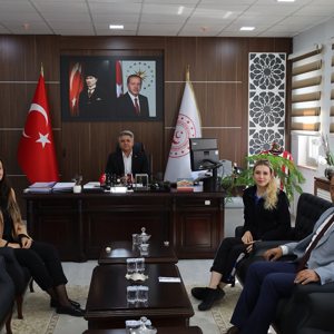 Çocuk Şube Müdür V. Başkomiser Gamze Halıcı Tekin ve Toplum Destekli Polislik Şube Müdür V. Başkomiser Aslıhan Turhan, İl Müdürümüz Özgür Kırmızıtaş’ı ziyaret etti. - fotoğraf 1