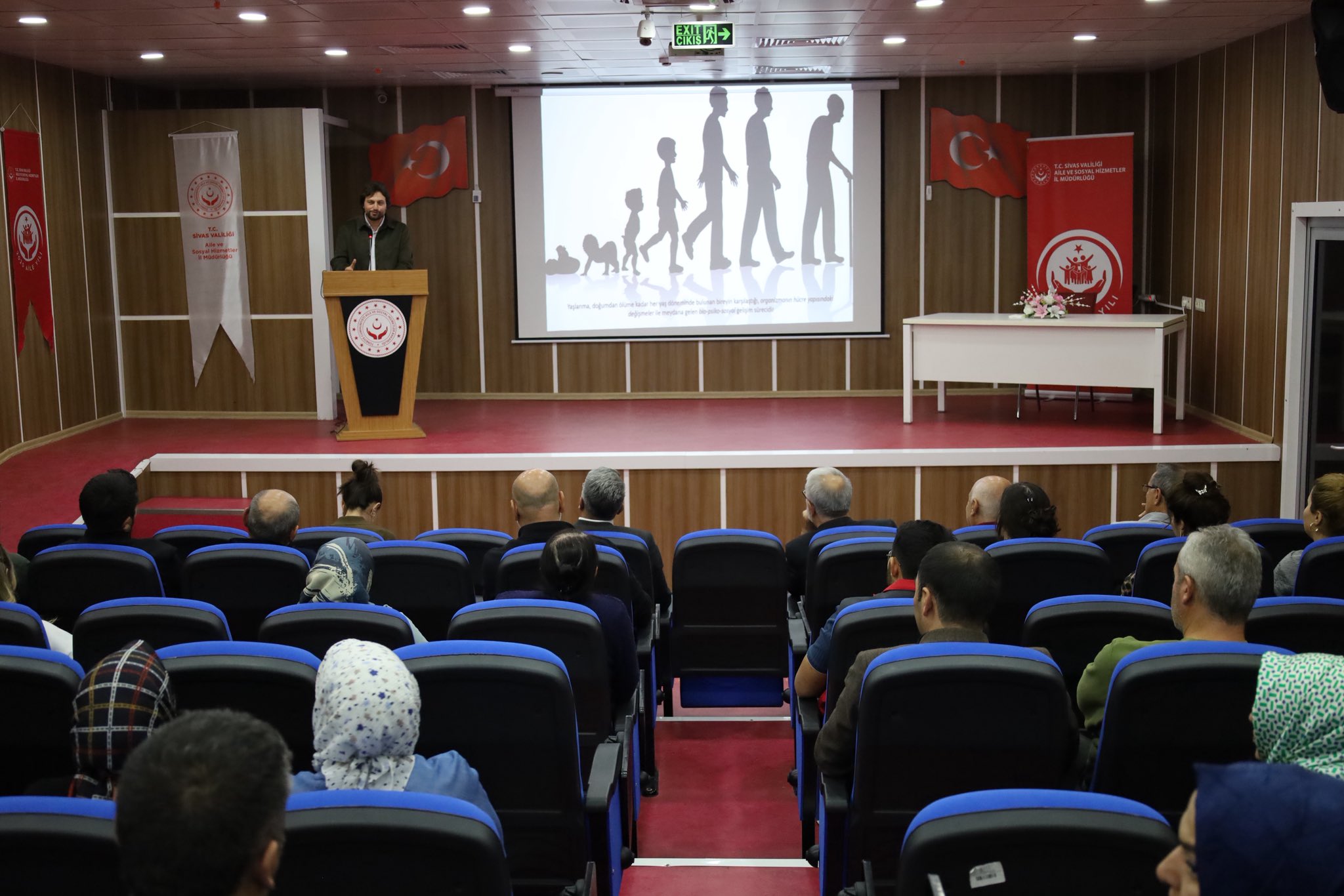 📌 #AileYılı Söyleşileri kapsamında, İl Müdürlüğümüz Konferans Salonu’nda Sivas Cumhuriyet Üniversitesi Sosyal Hizmet Bölümü Dr. Öğr. Üyesi Furkan Arı tarafından “Yaşlılık ve Toplumsal Hayat” temalı söyleşi gerçekleştirildi.