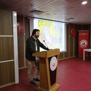 📌 #AileYılı Söyleşileri kapsamında, İl Müdürlüğümüz Konferans Salonu’nda Sivas Cumhuriyet Üniversitesi Sosyal Hizmet Bölümü Dr. Öğr. Üyesi Furkan Arı tarafından “Yaşlılık ve Toplumsal Hayat” temalı söyleşi gerçekleştirildi. - fotoğraf 3