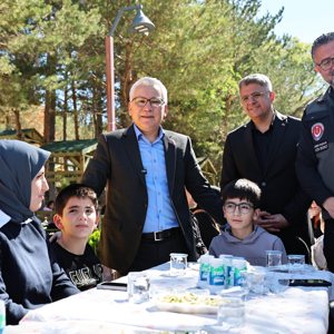 Sivas Şehit ve Gaziler Derneği tarafından, “Şehitlerimize Saygı, Gazilerimize Vefa Projesi” kapsamında Hafik Gölü’nde düzenlenen piknik programı - fotoğraf 1