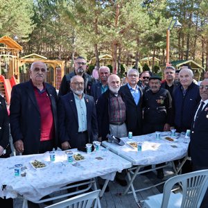 Sivas Şehit ve Gaziler Derneği tarafından, “Şehitlerimize Saygı, Gazilerimize Vefa Projesi” kapsamında Hafik Gölü’nde düzenlenen piknik programı - fotoğraf 2
