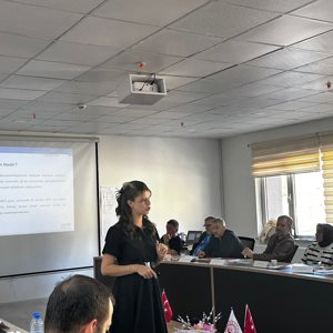 2025 yılının dördüncü Afet ve Acil Durumlarda Psikososyal Destek Farkındalık Eğitimi (AAD PSD), Gençlik ve Spor İl Müdürlüğü ile İl Sağlık Müdürlüğü çalışanlarının katılımıyla, Psikososyal Destek Eğitmenlerimiz tarafından gerçekleştirildi. - fotoğraf 1