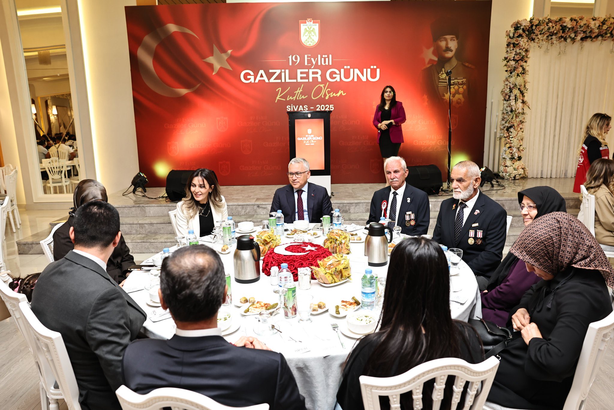 19 Eylül Gaziler günü münasebetiyle; Valiliğimiz ev sahipliğinde; gazi ve gazi ailelerimizin onuruna yemek programı düzenlendi.