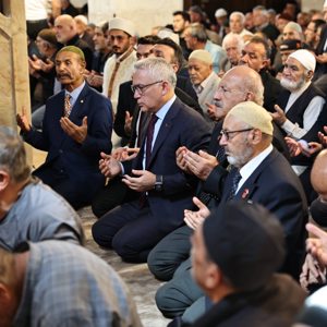 Valiliğimiz himayelerinde Müdürlüğümüz ve İl Müftülüğü iş birliğinde “19 Eylül Gaziler Günü” münasebetiyle şehitlerimiz ve ebediyete irtihal eden gazilerimiz için Cuma Namazı öncesinde Meydan Cami'inde Mevlid-i Şerif okutuldu. - fotoğraf 2