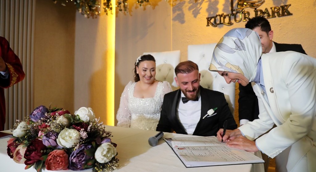 Bakanımız Göktaş: "2026’nın Ocak ayı itibarıyla artırılacak Aile ve Gençlik Fonu kapsamındaki evlilik kredisi için başvuruları bugün itibarıyla almaya başladık”