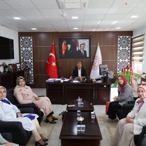 KADEM Sivas İl Temsilcisi Avukat Esra Canyiğit Kocaman ve Yönetim Kurulu Üyeleri, İl Müdürümüz Özgür Kırmızıtaş’ı ziyaret etti. - fotoğraf 2