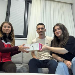 2025 Aile Yılı Kapsamında “Evlenecek Gençlerin Desteklenmesi” Projesinden Yararlanan Çiftler Ziyaret Edilerek Sayın Bakanımız Mahinur Özdemir Göktaş’ın Tebrikleri İletildi - fotoğraf 1