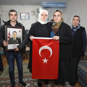 Bakan Selçuk ve Soylu, Batman’da Şehit Olan Uzman Çavuş Özgür Can’ın Babaevini Ziyaret Etti - fotoğraf 2