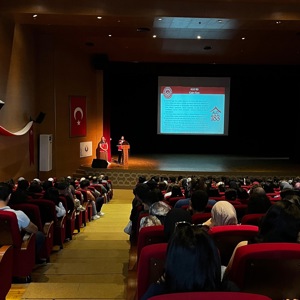 Ordu Üniversitesi Oryantasyon Günleri kapsamında, üniversite merkez kampüsünde öğrencilere yönelik olarak “Aile İçi ve Kadına Yönelik Şiddet” konulu eğitim programı düzenlendi. - fotoğraf 2