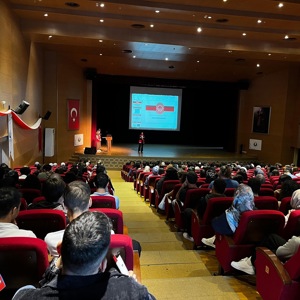 Ordu Üniversitesi Oryantasyon Günleri kapsamında, üniversite merkez kampüsünde öğrencilere yönelik olarak “Aile İçi ve Kadına Yönelik Şiddet” konulu eğitim programı düzenlendi. - fotoğraf 3