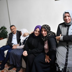Cumhurbaşkanı Yardımcısı Oktay ve Bakan Selçuk’tan Şehit Ailesine Ziyaret - fotoğraf 4
