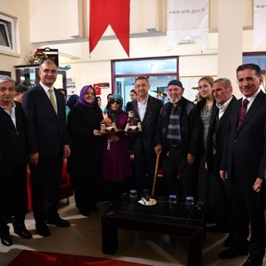 Cumhurbaşkanı Yardımcısı Oktay ve Bakan Selçuk’tan Şehit Ailesine Ziyaret - fotoğraf 8