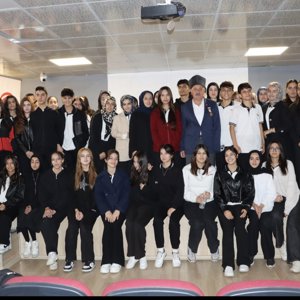 Vatan ve Kahramanlık Buluşmaları'nda Kıbrıs Gazimizle bir araya gelmenin onurunu yaşadık.  Fedakârlığın, kardeşliğin ve vatan sevgisinin anlamını bir kez daha hissettik.  Tüm şehit ve gazilerimizi saygı, rahmet ve minnetle anıyoruz. - fotoğraf 1