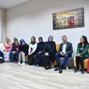 Cumhurbaşkanı Yardımcısı Oktay ve Bakan Selçuk’tan Şehit Ailesine Ziyaret - fotoğraf 9