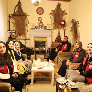 2025 Aile Yılında Evliliklerinde 57.inci yılını geride bırakan Özarslan ailesini Kahve bahane projesi kapsamında sıcak yuvalarında ziyaret ettik. - fotoğraf 1