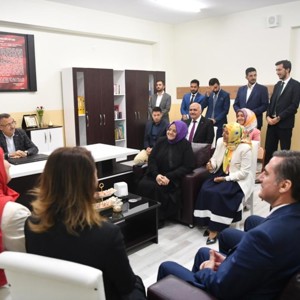 Cumhurbaşkanı Yardımcısı Oktay ve Bakan Selçuk’tan Şehit Ailesine Ziyaret - fotoğraf 1