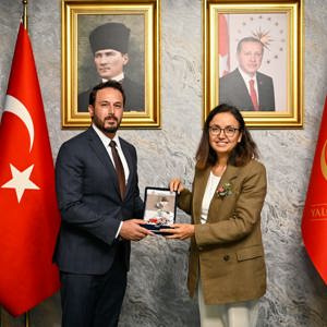 Engelli ve Yaşlı Hizmetleri Genel Müdür Yardımcımız İsa Tekpınar, Toplum Temelli Bakım Hizmetleri Daire Başkanımız Ertan Erdoğan, İl Müdürümüz Arif Laçin ile birlikte Valimiz Dr. Hülya Kaya’yı ziyaret etti. - fotoğraf 3