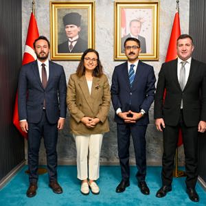 Engelli ve Yaşlı Hizmetleri Genel Müdür Yardımcımız İsa Tekpınar, Toplum Temelli Bakım Hizmetleri Daire Başkanımız Ertan Erdoğan, İl Müdürümüz Arif Laçin ile birlikte Valimiz Dr. Hülya Kaya’yı ziyaret etti. - fotoğraf 1