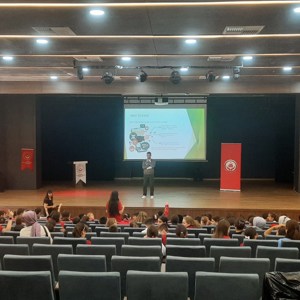 Aile İçi Bilgi ve Medya Okuryazarlığı, Bilinçli Medya Kullanımı Eğitimi Verildi - fotoğraf 1