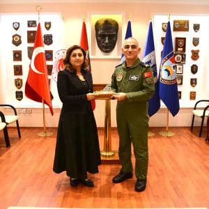 İl Müdürümüz Sayın Emine BÖÇKÜN, 6. Ana Jet Üs Komutanı Hava Pilot Tuğgeneral Sn. Esat Çetin'i makamında ziyaret etti - fotoğraf 1