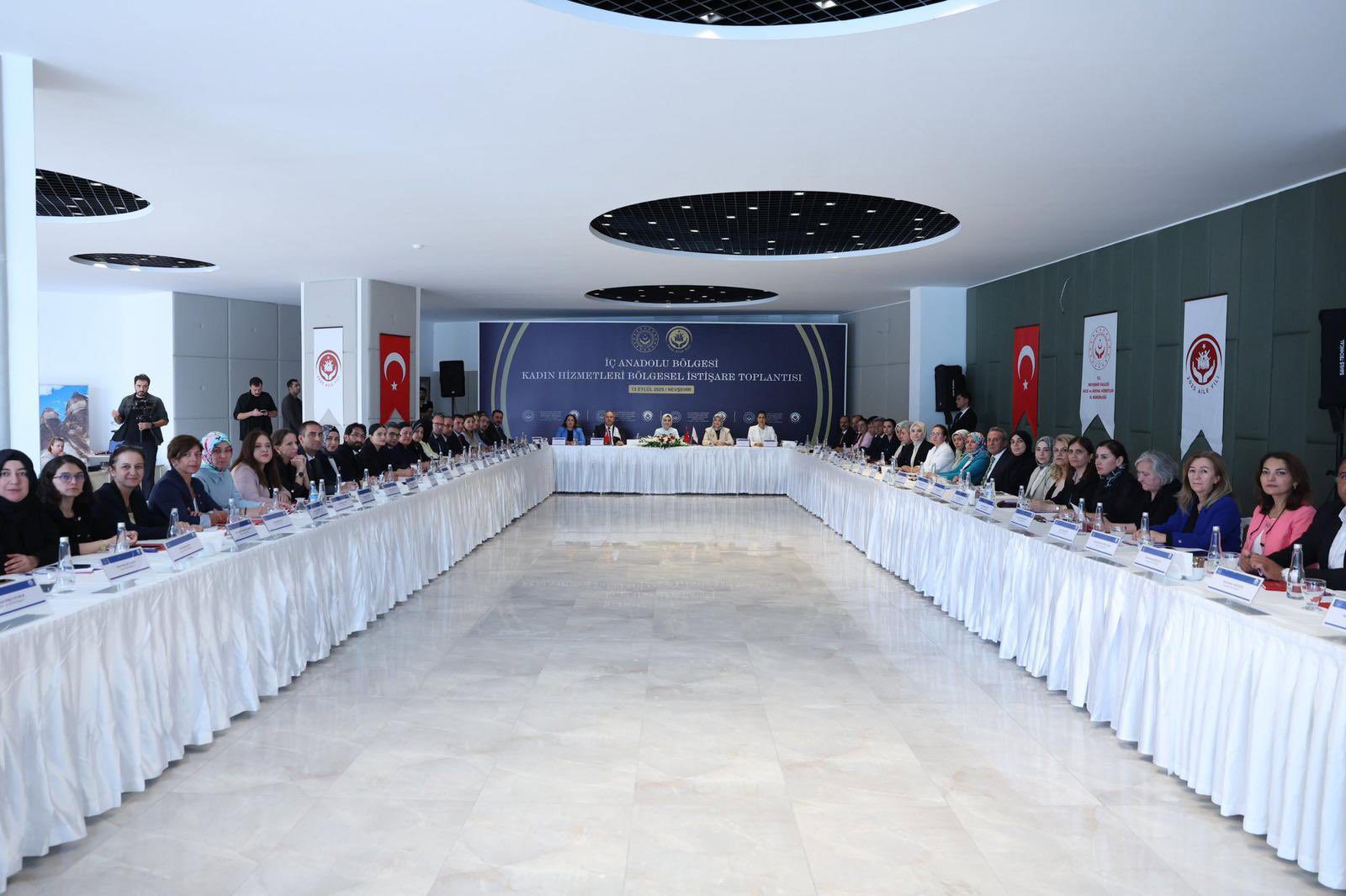 Sayın Mahinur ÖZDEMİR GÖKTAŞ’ın Başkanlığında Nevşehir’de Gerçekleştirilen İç Anadolu Bölgesi Kadın Hizmetleri Bölgesel İstişare Toplantısı - fotoğraf 1