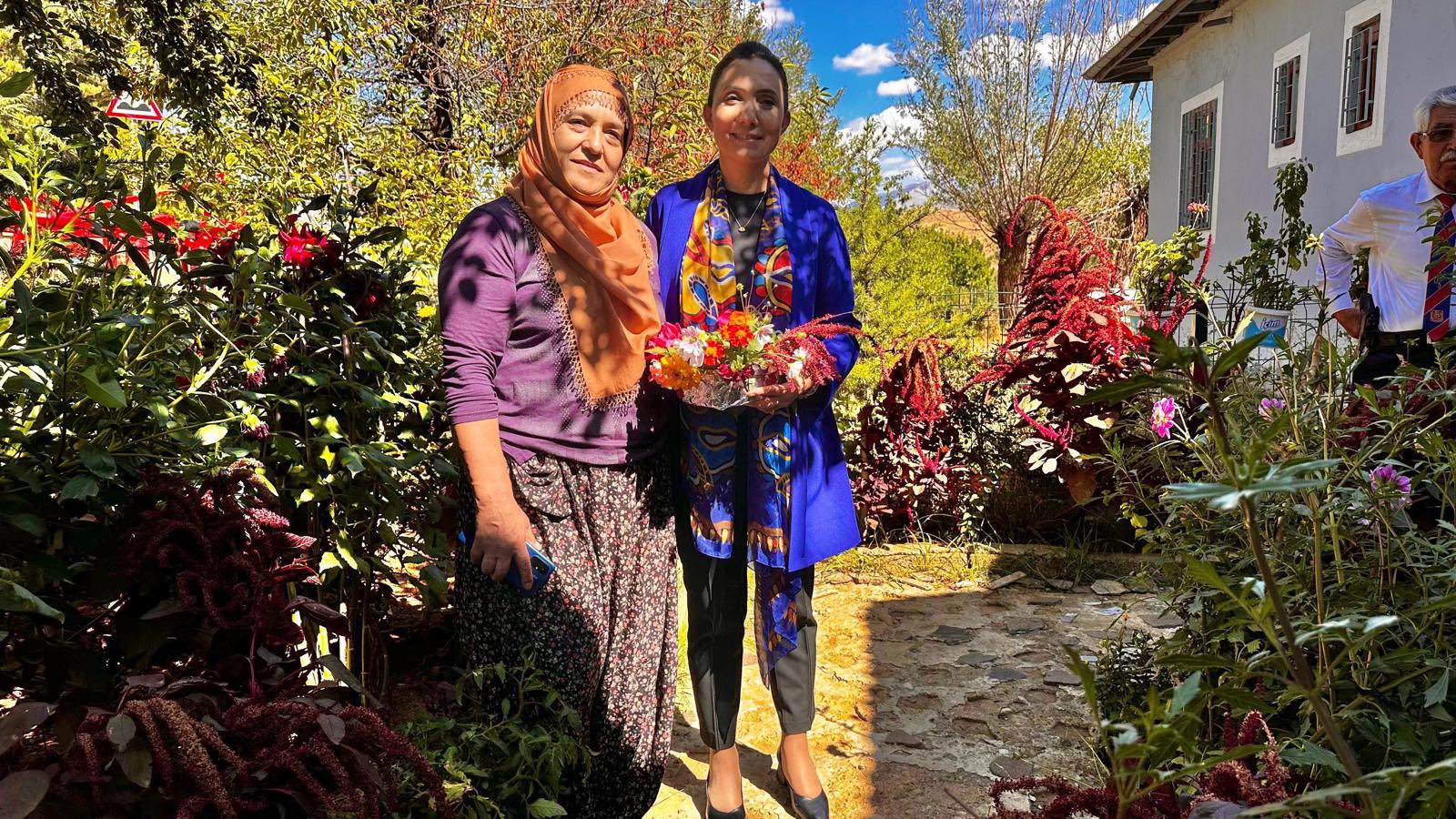 Kıbrıs Gazimiz İdris Aslan’ın Eşi ve Ailesini Hanelerinde Ziyaret - fotoğraf 3