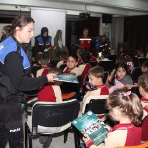 “Ailemiz Geleceğimiz, Geleceğimiz Çocuklarımız” Projesi Kapsamında Mahremiyet ve Güvenli İnternet Eğitimleri Gerçekleştirildi - fotoğraf 4