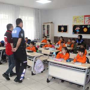“Ailemiz Geleceğimiz, Geleceğimiz Çocuklarımız” Projesi Kapsamında Mahremiyet ve Güvenli İnternet Eğitimleri Gerçekleştirildi - fotoğraf 3