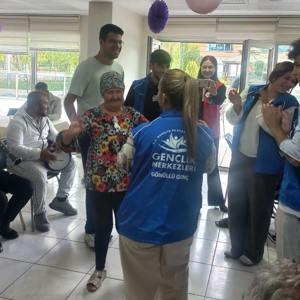 1 Ekim Dünya Yaşlılar Günü Kapsamında Devrek Huzurevi Yaşlı Bakım ve Rehabilitasyon Merkezi Müdürlüğünde Program Düzenlenmiştir. - fotoğraf 8