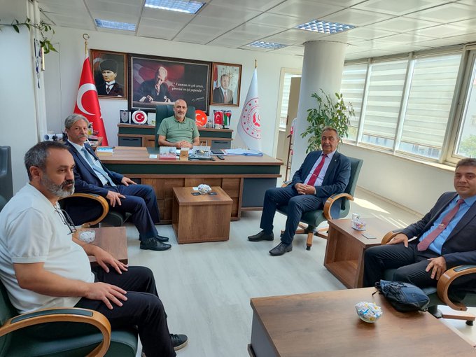 Mehmetçik Vakfı'nın Erzurum Temsilcisi Kürşat Hakan TULUK ve beraberindeki heyet, İl Müdürümüz Abdulbari AKSOY, ile müdürlüğümüze bağlı Şehit Yakınları ve Gaziler Birimini ziyaret etti. Nazik ziyaretleri için teşekkür eder, çalışmaların başarılarını gösterir. 