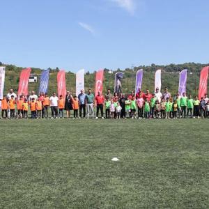 Mevsimlik Tarım İşçilerinin Çocukları Antrenörler Eşliğinde Futbol Maçı Yapmıştır. - fotoğraf 1
