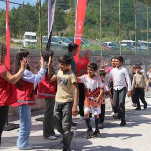 Mevsimlik Tarım İşçilerinin Çocukları Antrenörler Eşliğinde Futbol Maçı Yapmıştır. - fotoğraf 2
