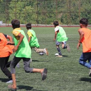 Mevsimlik Tarım İşçilerinin Çocukları Antrenörler Eşliğinde Futbol Maçı Yapmıştır. - fotoğraf 3